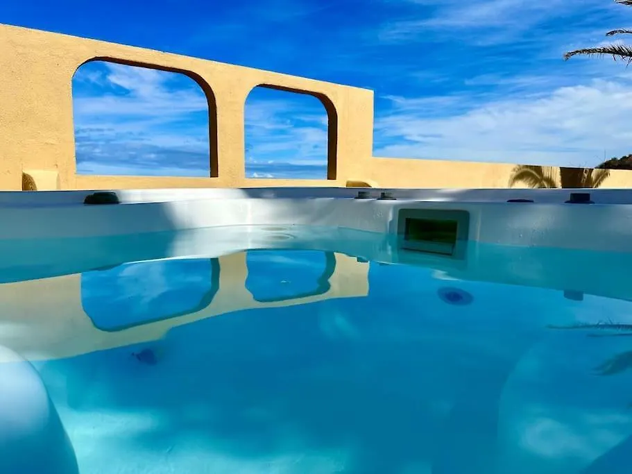 Jacuzzi Oasis: Space & Comfort Icod De Los Vinos Spain