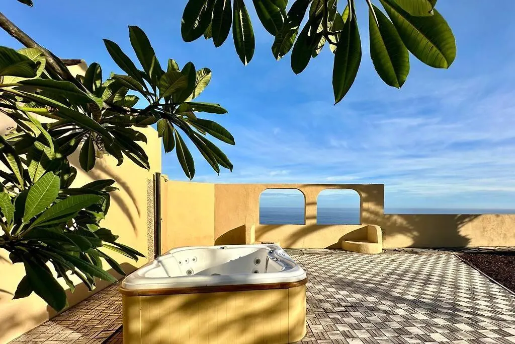 Jacuzzi Oasis: Space & Comfort Icod De Los Vinos Spain